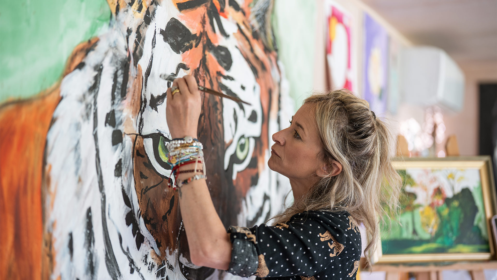 Leah Wood painting amur tiger, vera, portrait